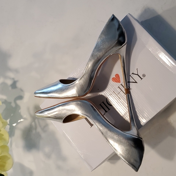 Gorgeous Silver pump! - Picture 14 of 17